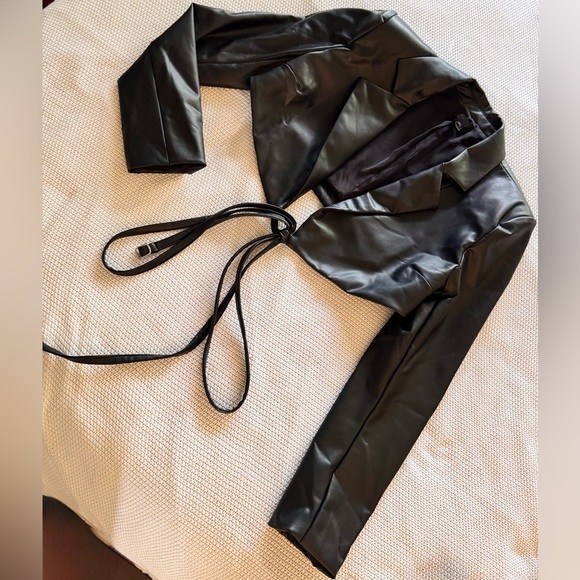 REVOLVE H:OURS Alvina Black Faux Leather Cropped Blazer Cropped Jacket - Picture 4 of 12